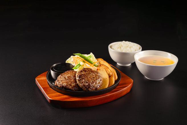 「肉的长谷川」开幕限定套餐「日本和牛汉堡排套餐」，选用九州黑毛和牛。（SOGO提供）