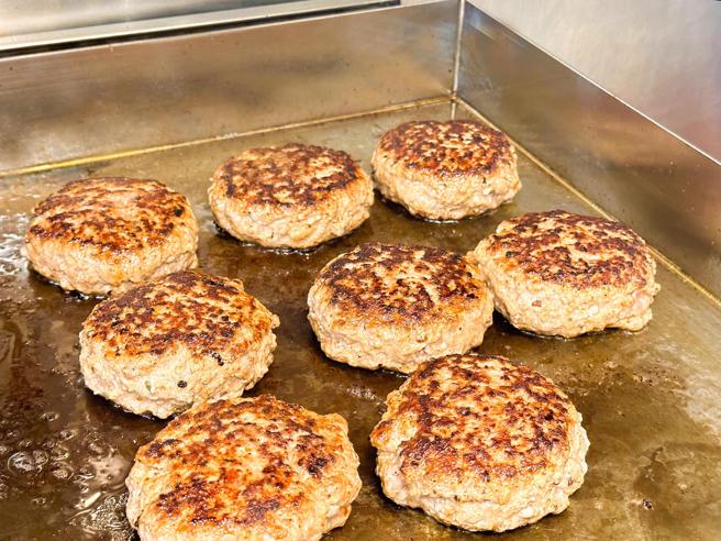 「肉的长谷川」汉堡排选用腹、背、腿等部位，肥瘦遵照日本的黄金比例搭配。（SOGO提供）