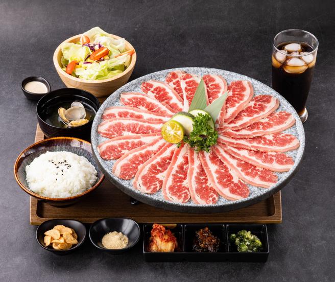 新光三越信义新天地A8「IKIGAI烧肉专门店」，美国牛胸腹大盛套餐，390元。（新光三越提供）
