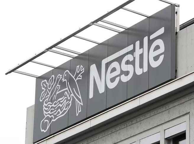 瑞士街頭一處雀巢看板（圖／路透社）