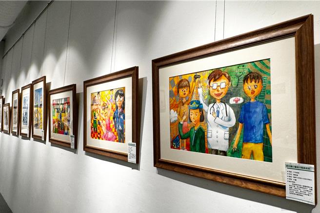 新竹县新社国小、竹北国中、竹东国中艺术才能美术班，17日在文化局美术馆做《艺想天开》联展，展出254件丰富多样、充满色彩的作品。（新竹县政府提供／罗浚滨新竹传真）