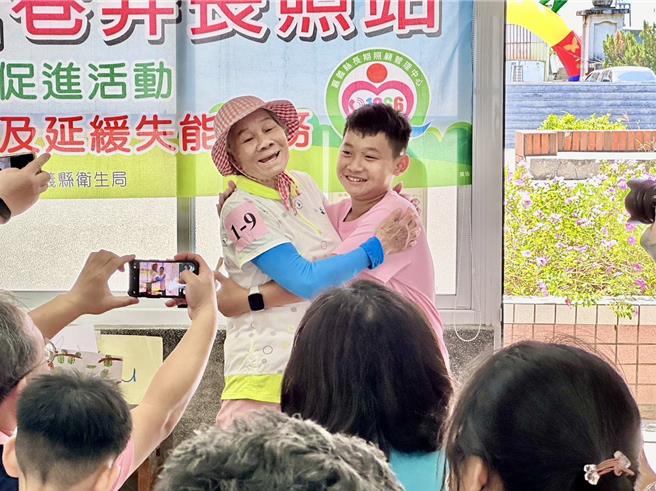 嘉义县卫生局17日安排布袋镇新岑C据点长辈走进校园，透过老幼共学，让长照进入校园、向下扎根。（嘉义县政府提供／吕妍庭嘉义传真）