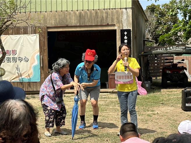 活动也让孩童体验手部不灵活及眼睛老花的不方便。（嘉义县政府提供／吕妍庭嘉义传真）