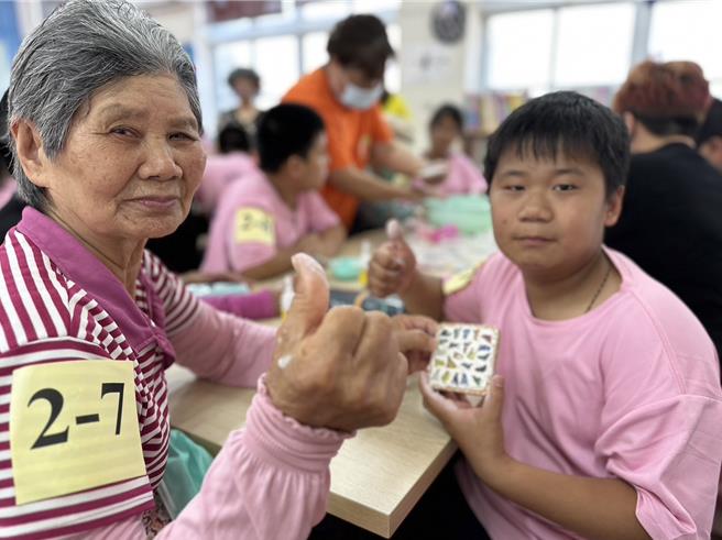 除了听孩子说，阿公、阿嬷也在活动中担任「马克砖杯垫」手作老师。（嘉义县政府提供／吕妍庭嘉义传真）