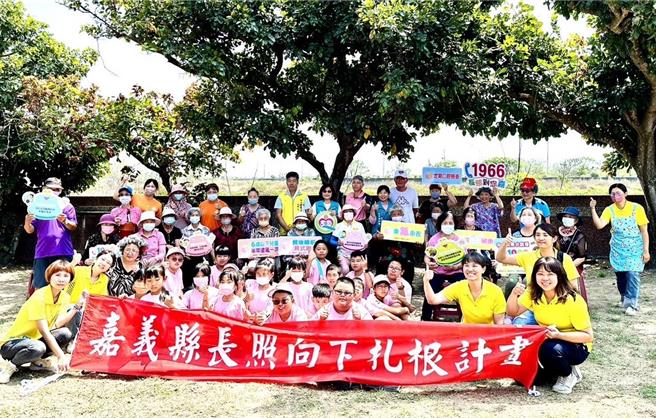 嘉义县卫生局17日安排布袋镇新岑C据点长辈走进校园，让长照进入校园向下扎根。（嘉义县政府提供／吕妍庭嘉义传真）