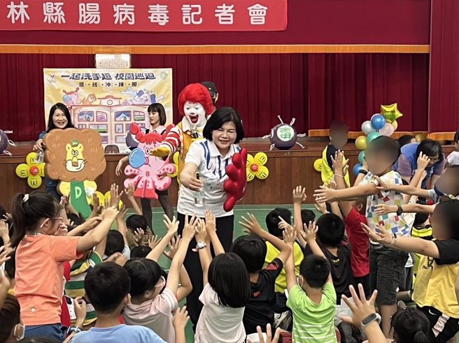 雲林縣長張麗善今（17日）到西螺文昌國小呼籲家長、學校加強提醒兒童常洗手。（周麗蘭攝）