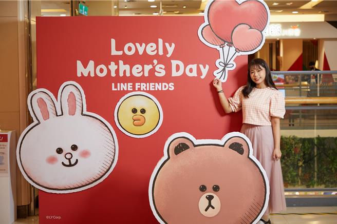 Global Mall母親節檔期推「LINE FRIENDS限定甜蜜獻愛打卡點」。（Global Mall提供／朱世凱台北傳真）
