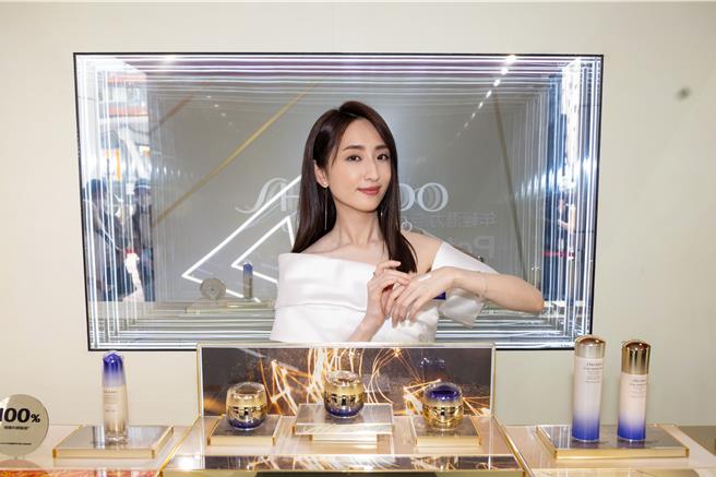 柯佳嬿出席資生堂新品發表會活動，卻意外成為老公坤達的「催票員」。（資生堂提供／黃唯淯台北傳真）