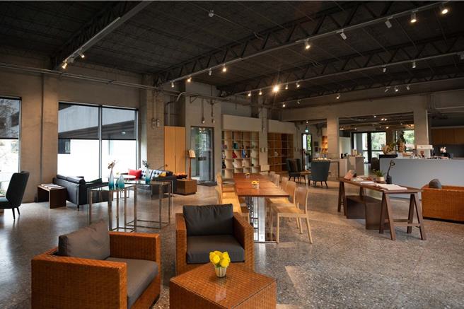 永添艺术．金马宾馆当代美术馆2楼人气咖啡厅ALIEN All-Day Lounge，近日获得高雄市环保局认证为「绿色永续餐厅」。（柯宗纬翻摄）