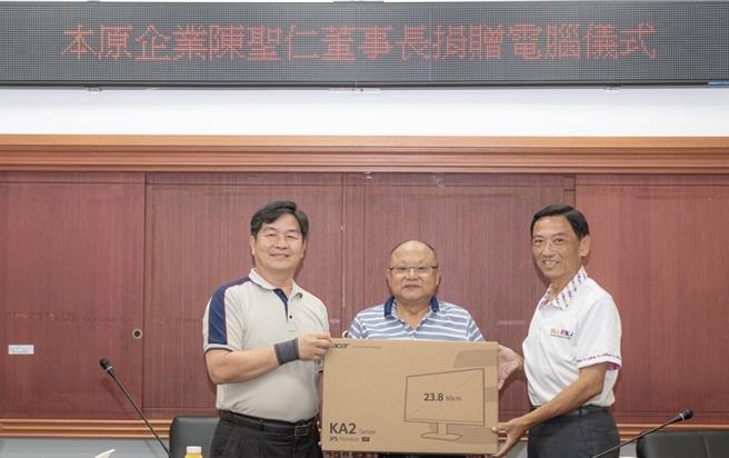 高雄市莲潭八号慈善会理事长陈圣仁（中）慷慨解囊捐赠15组电脑供美浓区公所同仁办公使用，捐赠仪式在高雄市政府客家事务委员会主任秘书锺炳光（右）见证下，于美浓区公所举行，由区长谢鹤琳（左）代表受赠。（记者林雅惠摄）