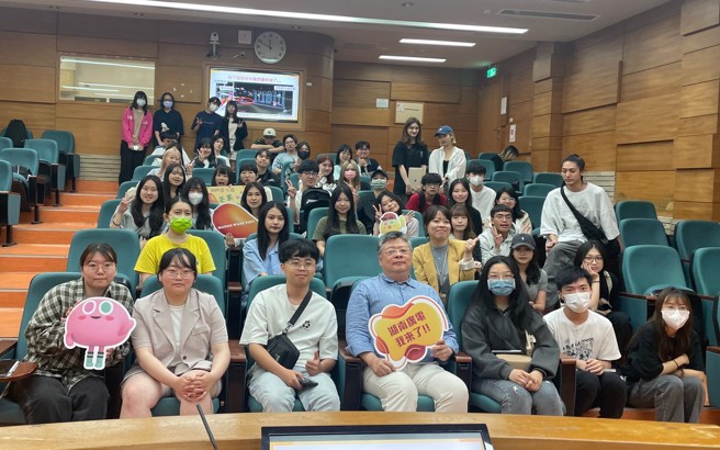   《2024第七届芒果要的就是你》暑期实习活动报名开跑，4月17日主办单位中华两岸文经协会前进铭传大学进行《芒果要的就是你》海选办法说明。(摄/廖忻欣)