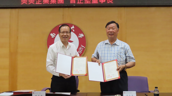 南華大學舉辦企業經營與人文講座，邀請美美企業集團董事長曾正堅(右)蒞校演講，並簽訂產學合作協定書。左為林辰璋副校長。(照片/南華大學提供)