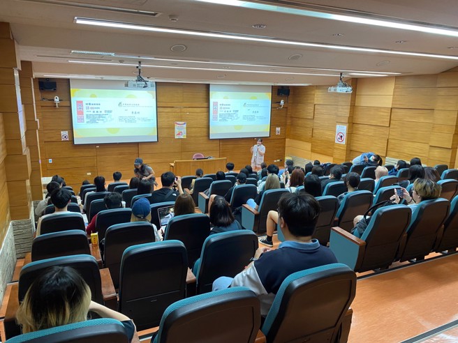 传播学院老师召集来自新闻系、广电系、数媒系、新传系等传媒相关科系学生参与说明会，现场回响热烈。(摄/廖忻欣)