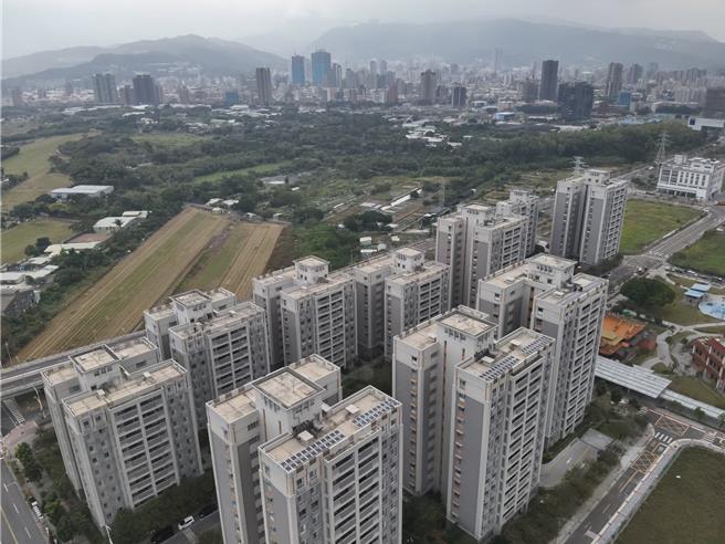 北市洲美社区公寓大厦申请环保局创储能及节能补助计画，于顶楼设置可挠式太阳能板，预估每年可节省电费逾30万元。(黄敬文翻摄)