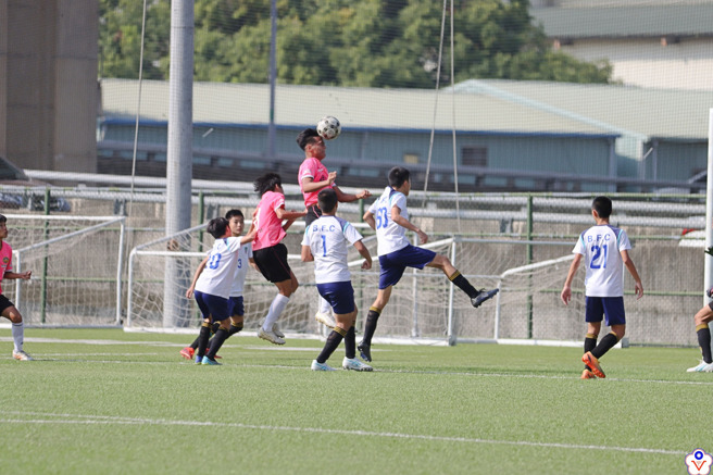 112学年度中等学校足球联赛国男甲组赛事，由臺中市黎明国中对战臺南市后甲国中，两队均晋级决赛。(照片/教育部体育署提供)