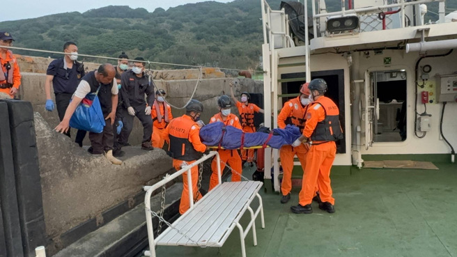 海巡队协助北竿民眾送医。（翻摄画面）