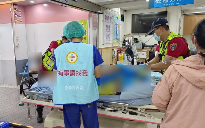 屏基的急诊助理员穿上醒目背心，让心情慌乱的病人及家属能及时得到协助。（屏基提供／罗琦文屏东传真）