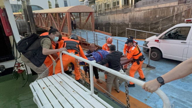 海巡队协助北竿民眾送医。（翻摄画面）