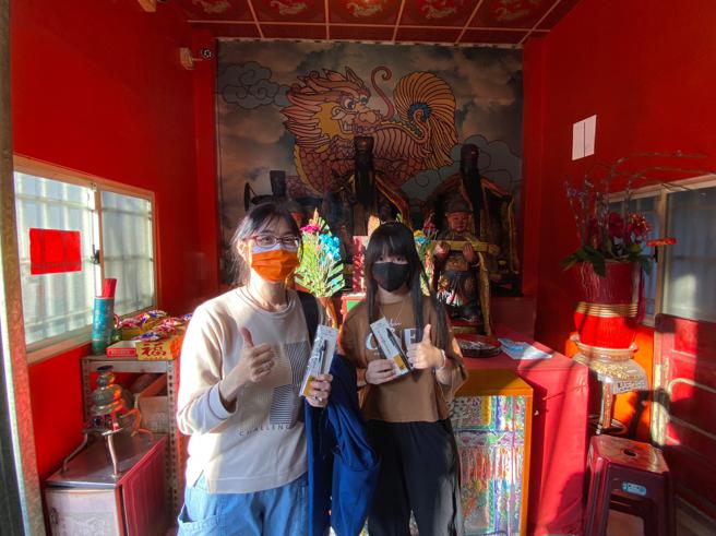 民眾领取文昌小礼品。（图／台南观旅局）