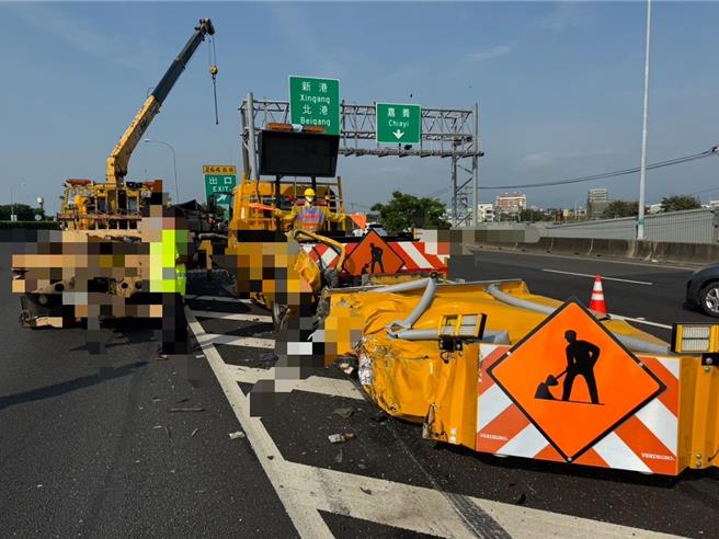 国道1号北向264.7公里嘉义交流道路段，17日下午发生缓撞车遭小货车从后方追撞事故。（读者提供∕吕妍庭嘉义传真）