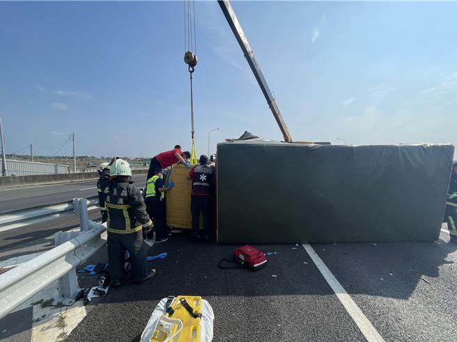 小货车因巨大撞击、翻覆横躺在国道上。（读者提供∕吕妍庭嘉义传真）