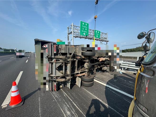 小货车因巨大撞击、翻覆横躺在国道上。（读者提供∕吕妍庭嘉义传真）