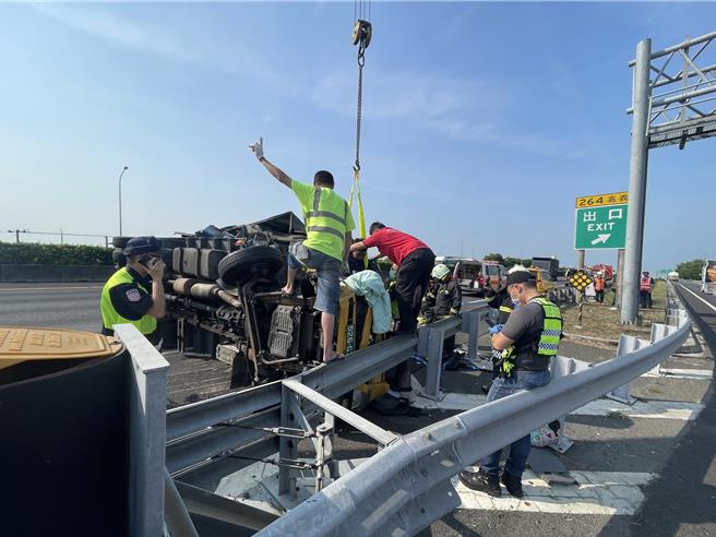 小货车因巨大撞击、翻覆横躺在国道上，货车驾驶一度受困。（读者提供∕吕妍庭嘉义传真）