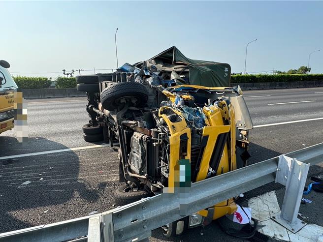 小货车因巨大撞击、翻覆横躺在国道上，车头也严重毁损。（读者提供∕吕妍庭嘉义传真）