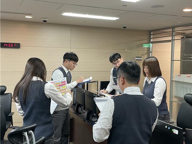 台湾高铁行控中心模拟4月3日花莲强震时应变SOP。（蔡亚桦摄）