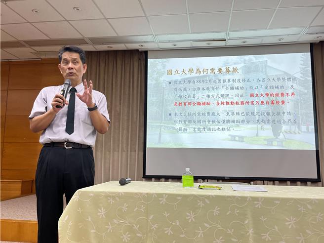 东华大学因地震酿重灾，校长徐辉明今天说明灾后因应措施与重建规画目标，其中也提出募款重建经费分配等，以召公信。（王志伟摄）