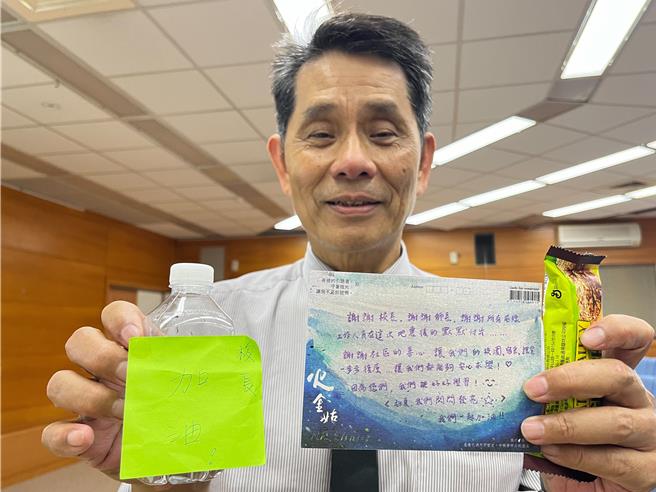 校长徐辉明拿出学生鼓励的卡片，写着「谢谢校长，谢谢师长⋯⋯」，希望大家一起加油，让师长温馨。（王志伟摄）