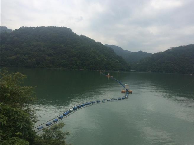 全台21座水库有8座低于3成，水情拉警报，但水利署强调可供应公共用水到6月底无虞，目前密切观察5月梅雨是否准时。图为石门水库水位急降，仅剩24％。(资料照)