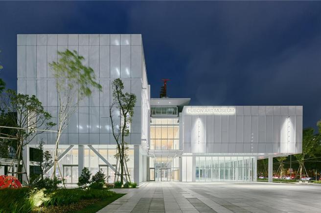 富邦美术馆由普立兹克建筑奖得主伦佐．皮亚诺及其工作室Renzo Piano Building Workshop、姚仁喜大元建筑工厂共同设计监造，是RPBW在台湾的首件设计作品。图／富邦美术馆提供