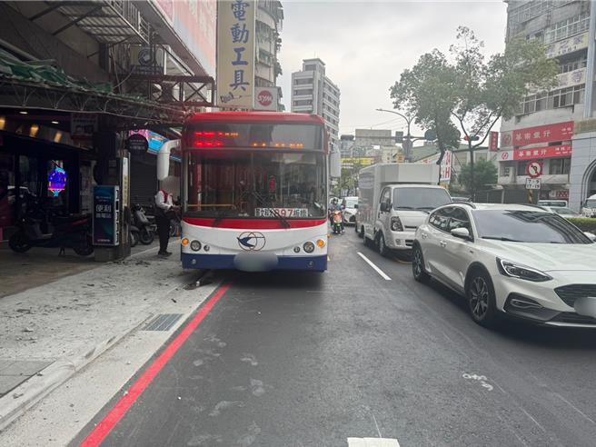 欧姓公车司机17日下午驾驶897路公车，行经中和区中山路二段，疑未注意路况，公车右前车顶不慎撞坏机车行雨遮，还好未造成人员受伤。（中和警分局提供）