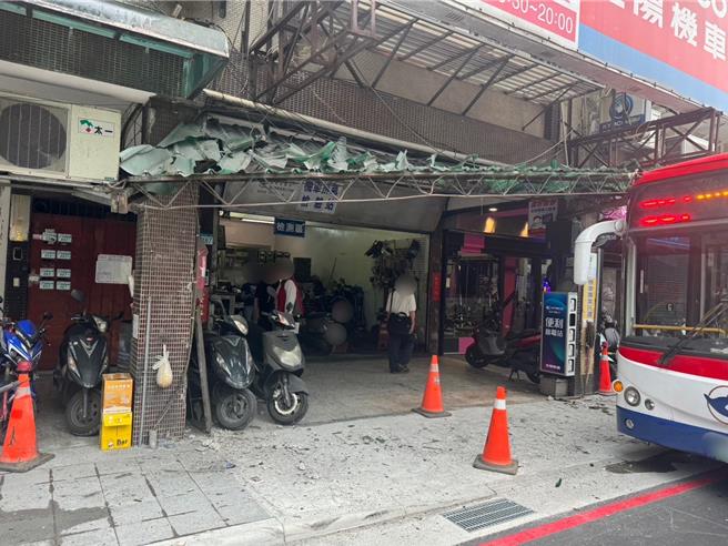 欧姓公车司机疑未注意路况，公车右前车顶不慎撞坏机车行雨遮，还好未造成人员受伤。（中和警分局提供）