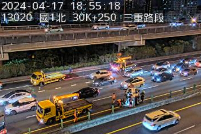 国一中山高南下三重段连环车祸，导致厢型车翻覆驾驶受困。（翻摄国道1968）