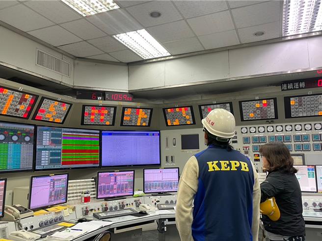 高市府环保局人员进场查核兴达电厂运作情形。（高市府环保局提供／洪浩轩高雄传真）