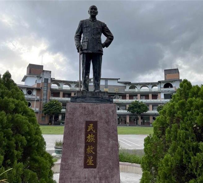 邱國正今重申，反對軍中拆除蔣公銅像。圖為宜蘭礁溪國中蔣中正銅像。（資料照／宜蘭縣政府教育處提供）