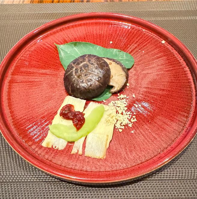 滷花菇料理。（洪秀瑛摄）