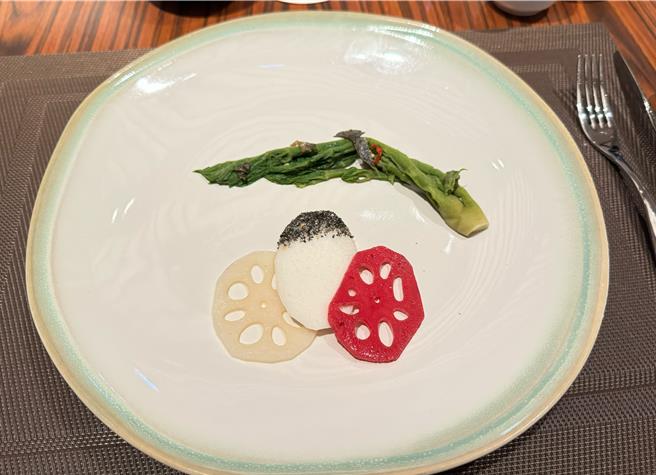 白岩山樬木芽、滷莲藕、黑芝麻山药。（洪秀瑛摄）