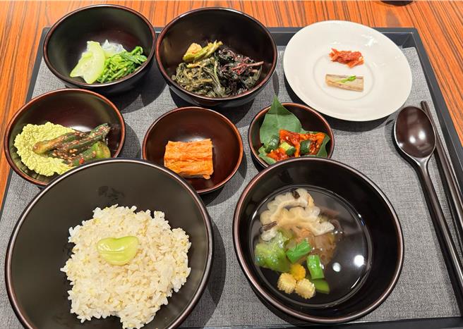 鉢盂供养，透过韩国僧侣餐食传统，传达感恩天地、珍惜食物的饮食哲学。（洪秀瑛摄）