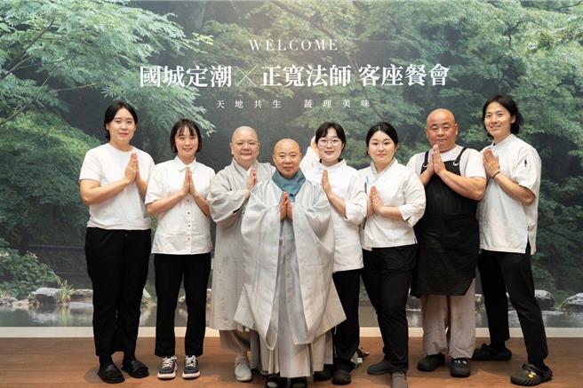 正宽法师带领蔬食团队举办餐会。（「定潮」提供）