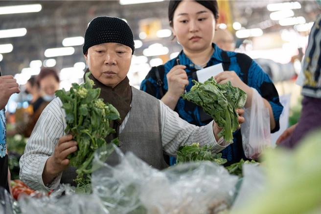 正宽法师挑选食材做菜。 （「定潮」提供）