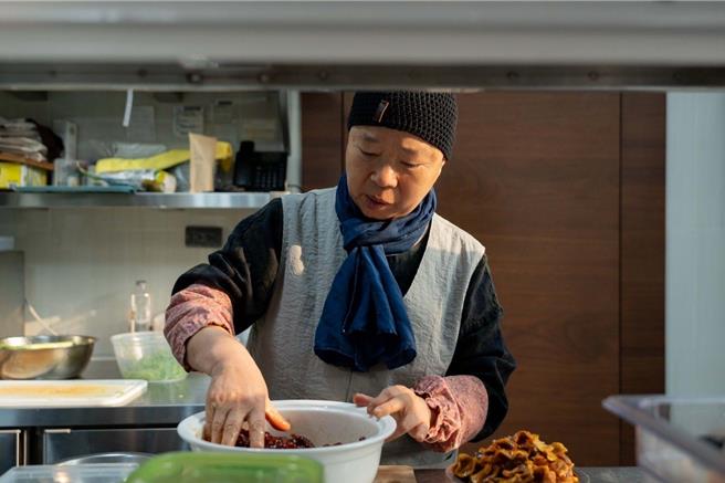 正宽法师讲究新鲜与就地取材，同时也精通「腌渍」的艺术 。（「定潮」提供）