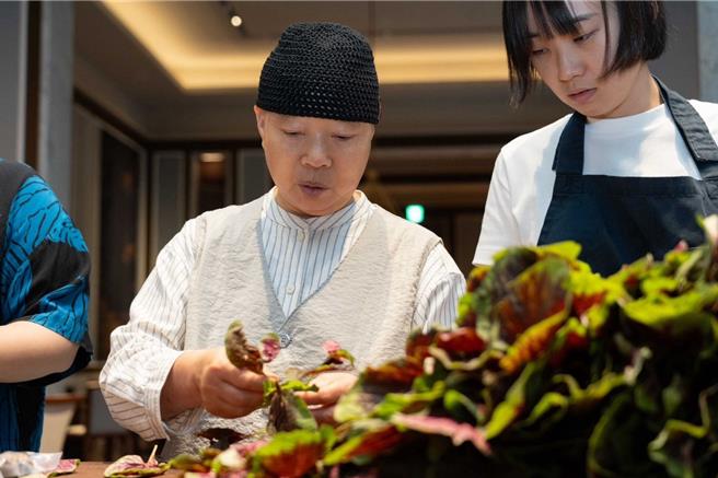 举凡花椒、姜黄、乾辣椒、紫苏，以及盐、豆瓣酱、酱油及辣椒酱，皆是正宽法师爱用的天然调味法。（「定潮」提供）