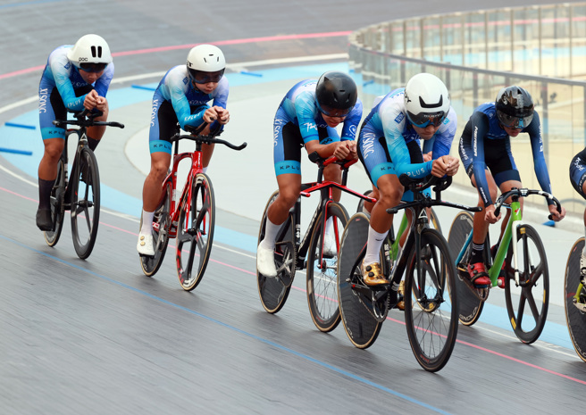 台北市西松高中速度飛快，追擊成功，贏得全中運自由車高男4km 團隊追逐賽金牌。（臺北市政府教育局提供）