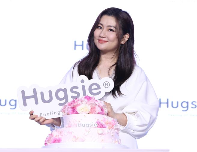 Selina17日出席代言记者会，产后正式復出。（陈俊吉摄）