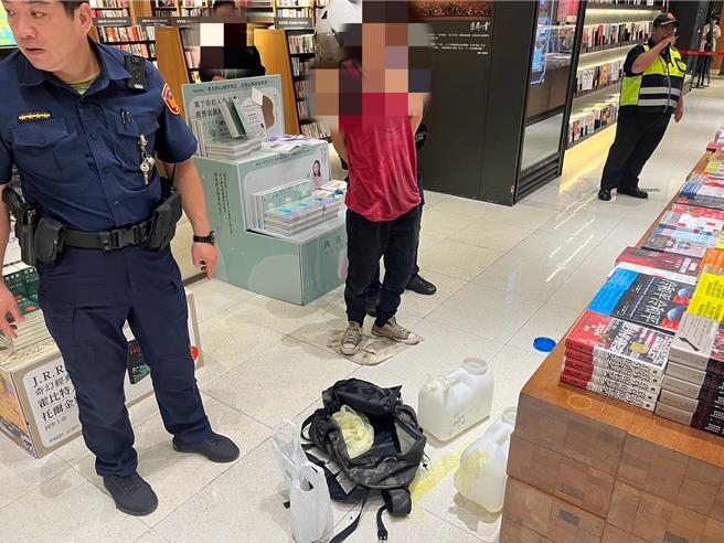 台中市勤美誠品下午驚傳潑灑汽油案，警方到場逮捕24歲王姓男子，查扣2個10公升空桶及打火機等犯案工具。（民眾提供／王煌忠台中傳真）