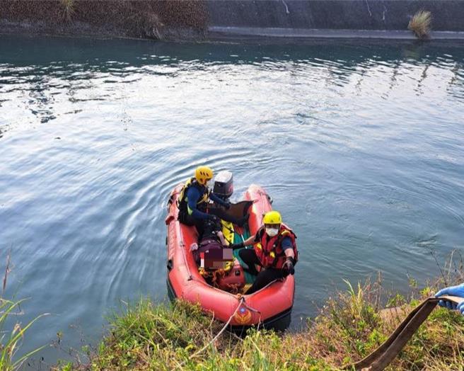 台南市消防局119勤务指挥中心17日傍晚5点多接获通报，后壁区172甲线嘉南大圳和平桥段疑有女性浮尸，幸好消防人员到场时，女子生命迹象仍稳定，被救到岸上后，由救护车送往医院观察。（读者提供／张毓翎台南传真）