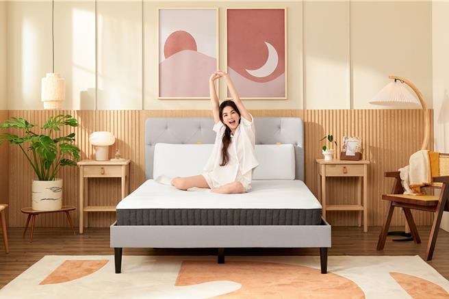 Ella受邀續任品牌年度代言人，開心秀出亮麗的床照。（德國Emma提供）